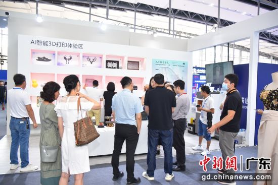 北京服裝學院展位展示箱包、珠寶、鞋的AI設計和3D制作設備 作者 主辦方 供圖 北京服裝學院展位展示箱包、珠寶、鞋的AI設計和3D制作設備 作者 主辦方 供圖