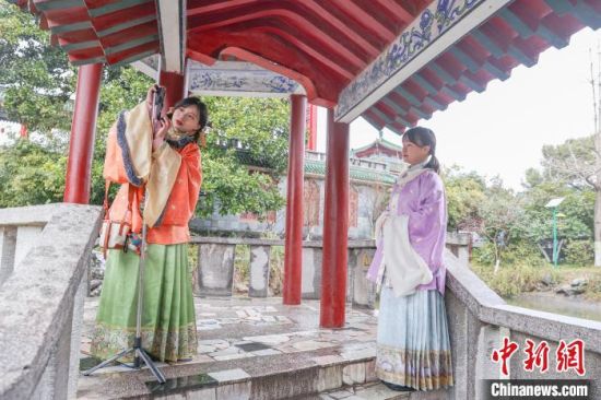 圖為江西南昌,兩名身穿馬面裙的游客在滕王閣景區內拍照。劉力鑫 攝 圖為江西南昌,兩名身穿馬面裙的游客在滕王閣景區內拍照。劉力鑫 攝